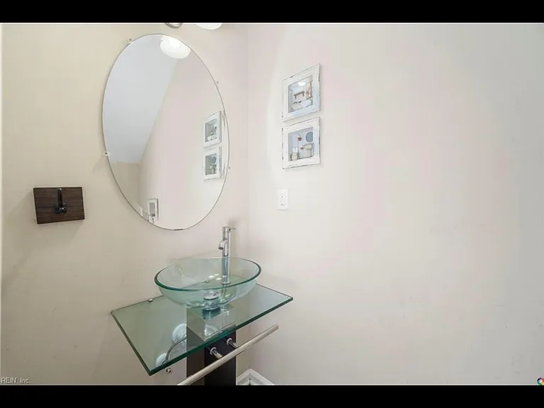 1107 Carver Ave — Photo 4