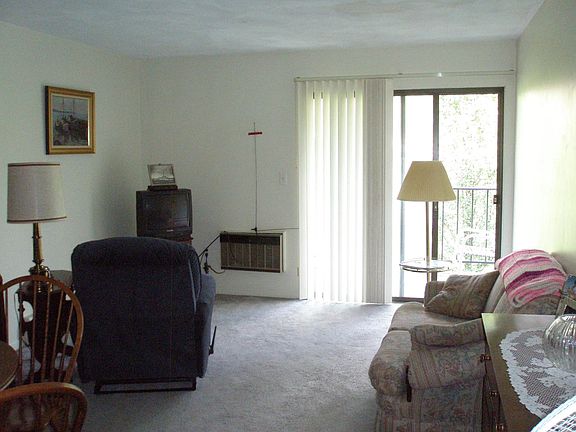 4th image of 756 Quaker Ln