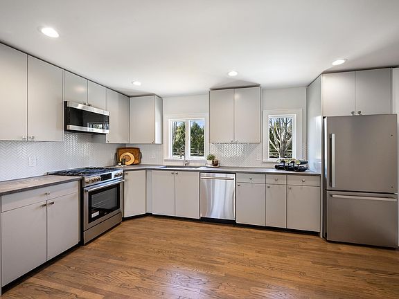 4th image of 350 Harbor Ln