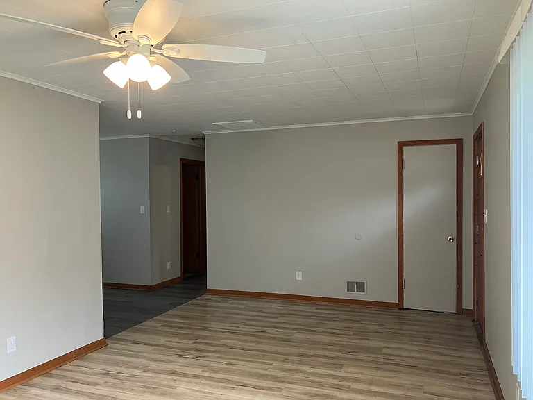 508 E Buckner St — Photo 4