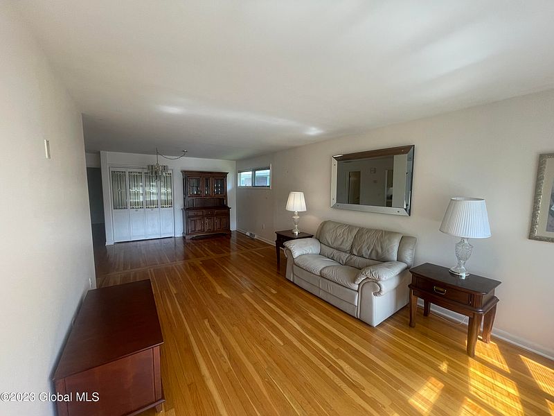 4th image of 40 Mariette Place