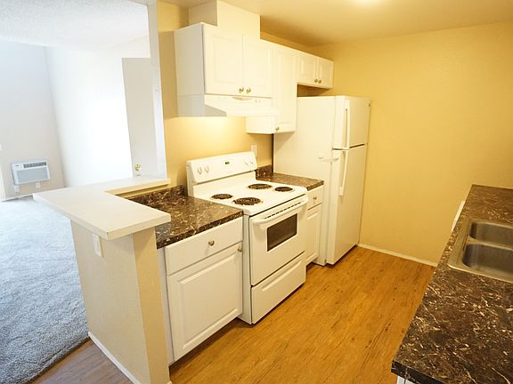 4th image of 389 S Lincoln Ave APT 13
