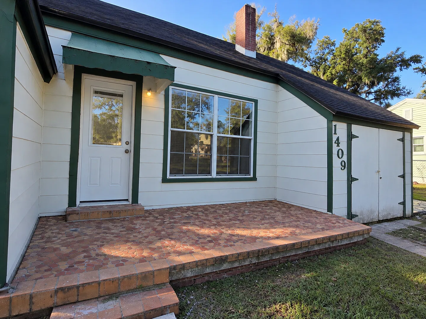 Beautiful 3BR/2BA Home w/Fenced Yard, 1 Car Garage, and Vaulted Ceilings! — Photo 2