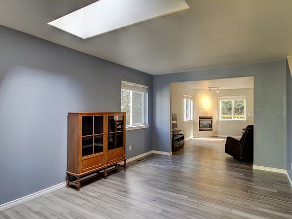Living rm w/skylight