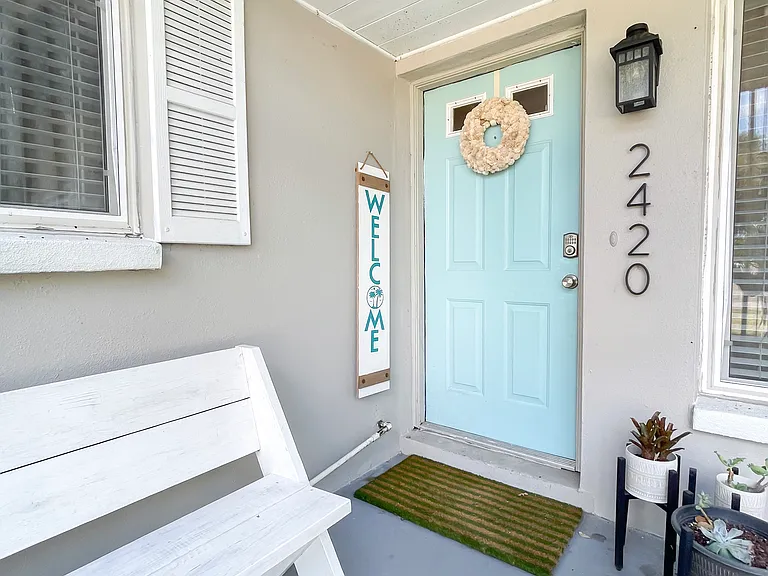 2420 Mineola Dr S — Photo 4