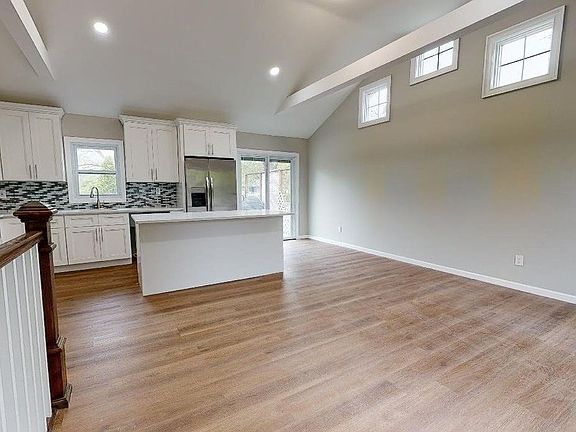 2nd image of 32 William St