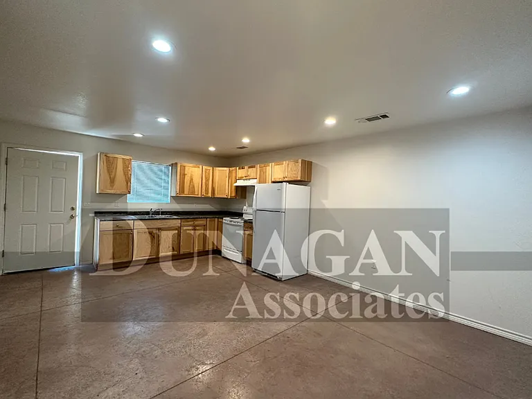706 N Guadalupe St — Photo 2