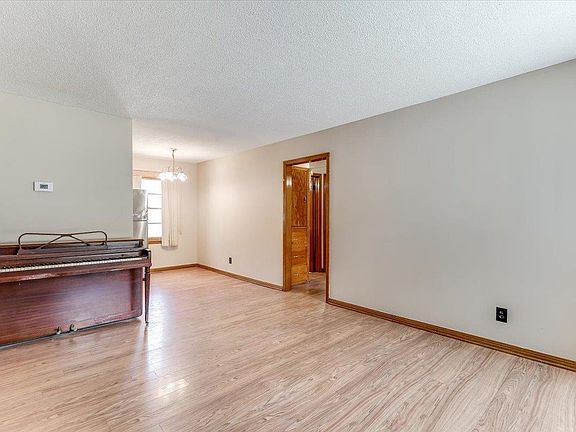 4th image of 5118 E Mount Vernon St