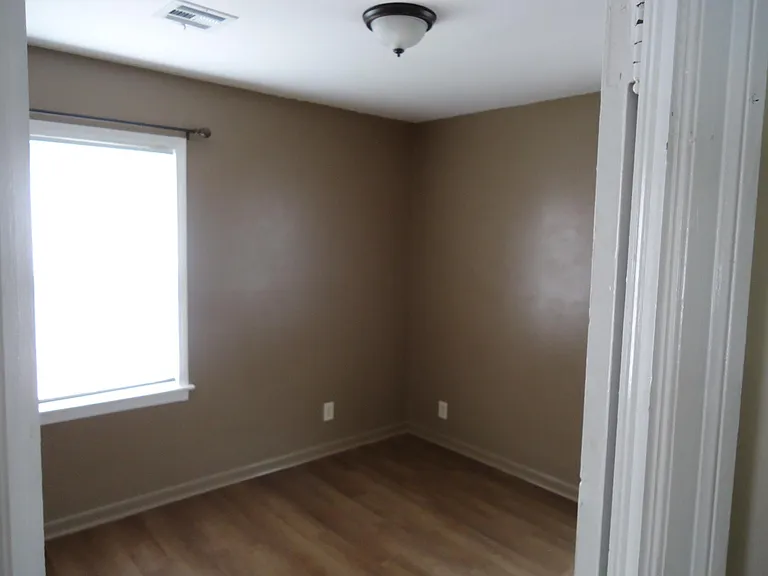 5692 N Lewis Ave — Photo 10