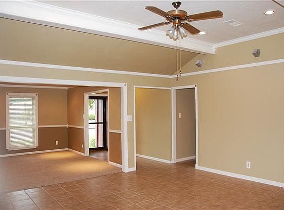 3rd image of 810 Shakespeare Dr