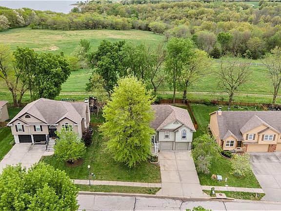 2nd image of 309 Lakeview Dr