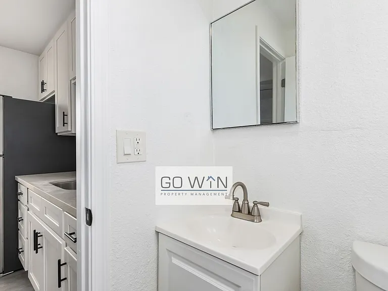 2412 E Monroe St — Photo 11
