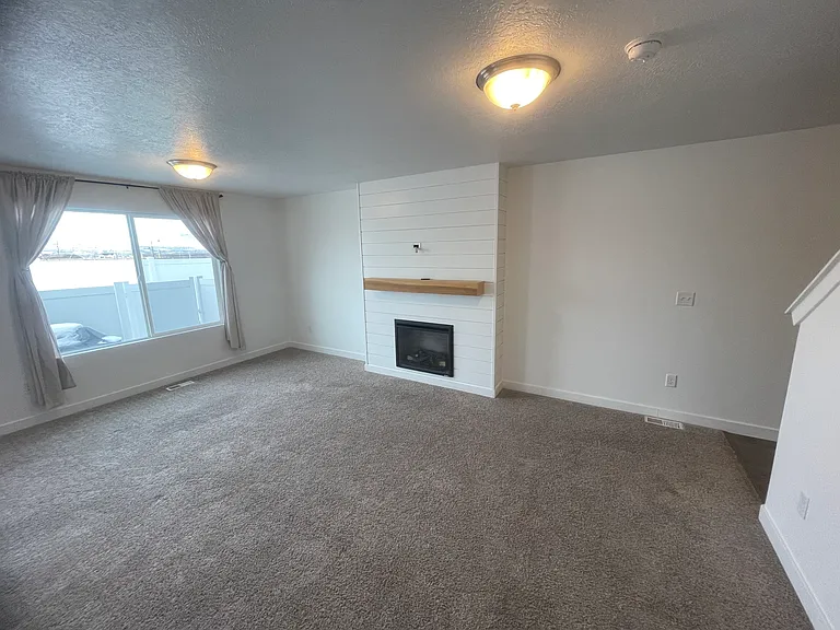 328 E Wren Hill Ln — Photo 5