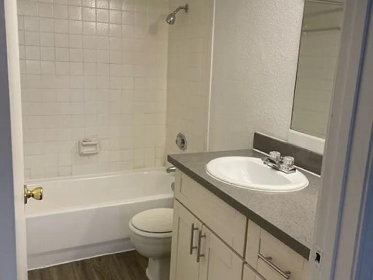 Emerald Cove Apartments — Photo 119