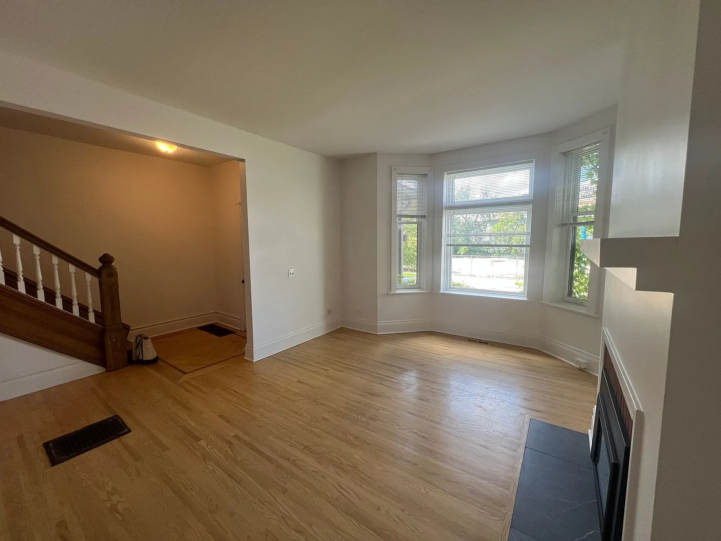 4 Bedroom 1.5 bathroom townhome in Lyndale neighborhood — Photo 3