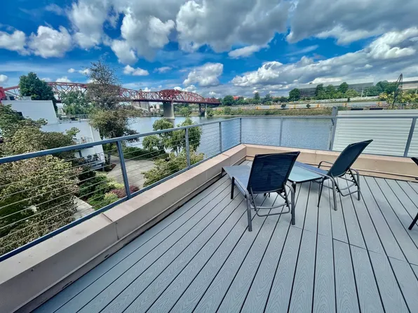 910 NW Naito Pkwy, Portland, OR