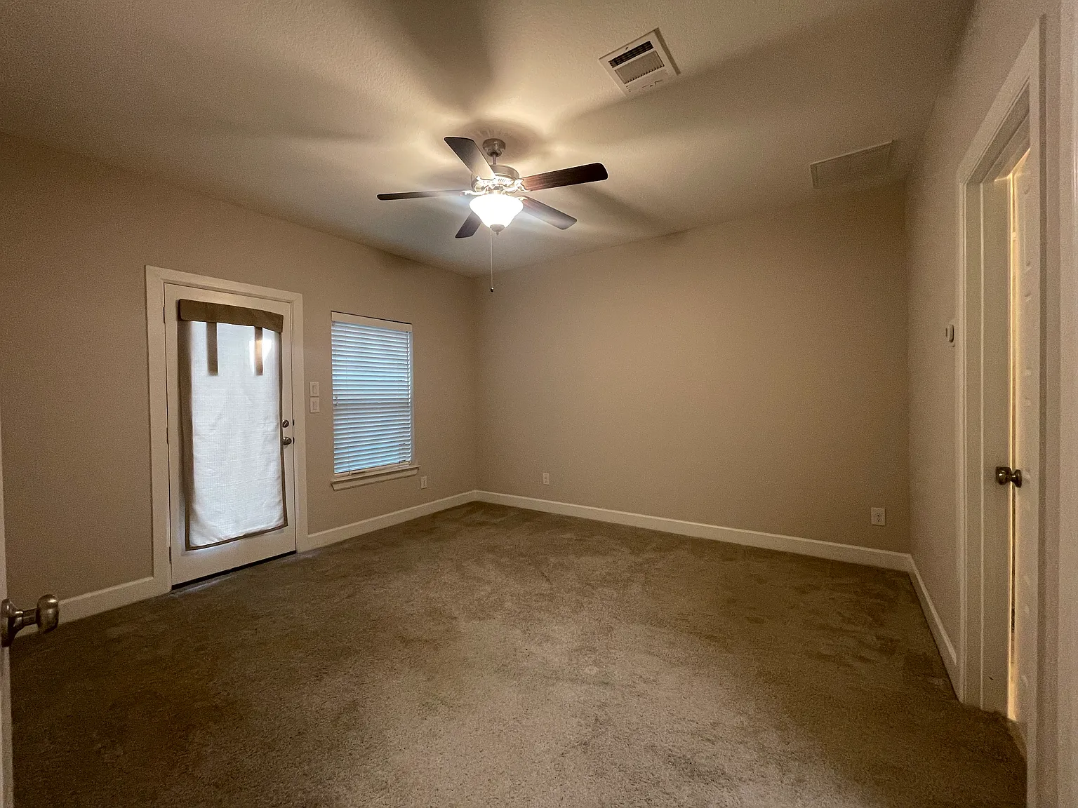 3 bed, 3.5 bath, 2145 sqft, $3,300 — Photo 4