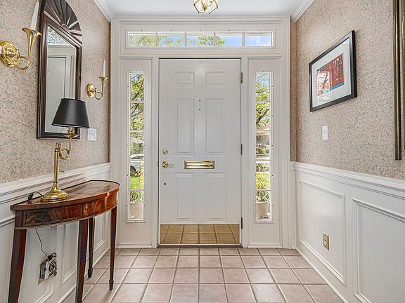5th image of 810 Gladstone Dr SE