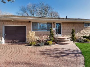 14 Janet Dr, Plainview, NY 11803