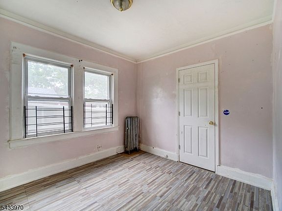 5th image of 790 Valley St