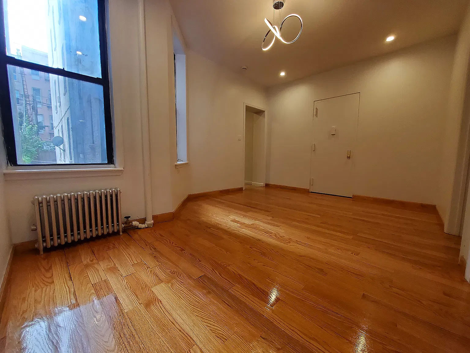 31 Diamond Street — Photo 2
