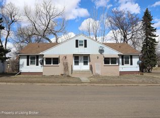 402 3rd St SW, Bowman, ND 58623