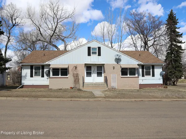 402 3rd St SW, Bowman, ND 58623