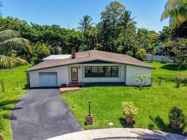 5240 Redwood Ct, Plantation, FL 33317