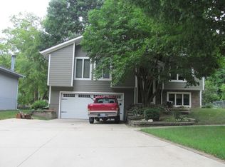 3716 Briarwood Dr, Cedar Falls, IA 50613