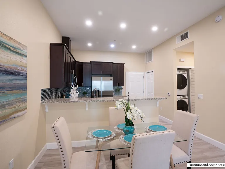 Pacific Heights Apartments — Photo 12
