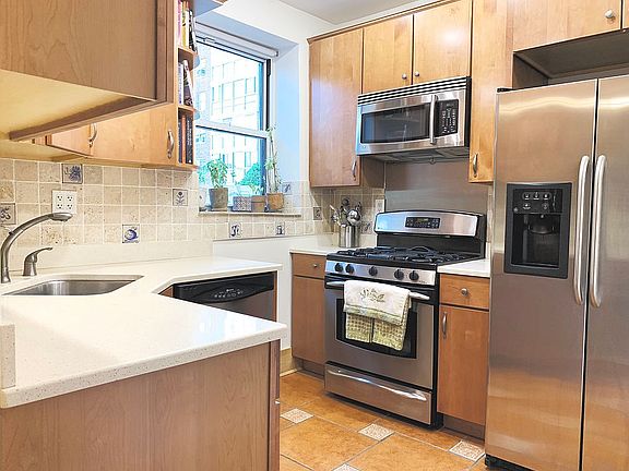 5th image of 172 Myrtle Blvd APT 1B