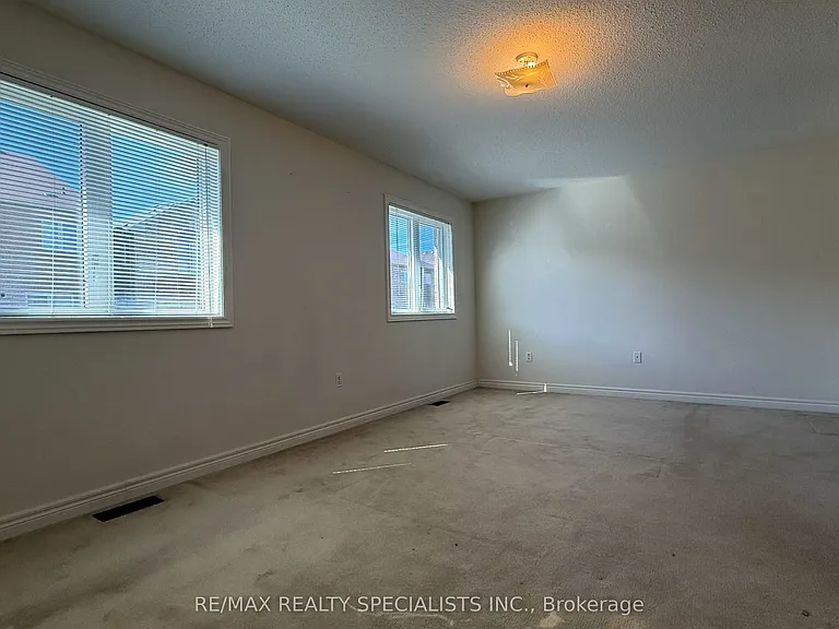 3273 Stoney Cres — Photo 17