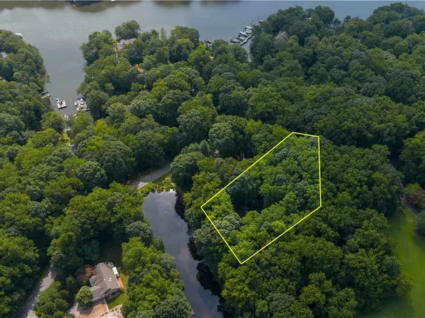 2 Wilton Coves Dr, Hartfield, VA 23071