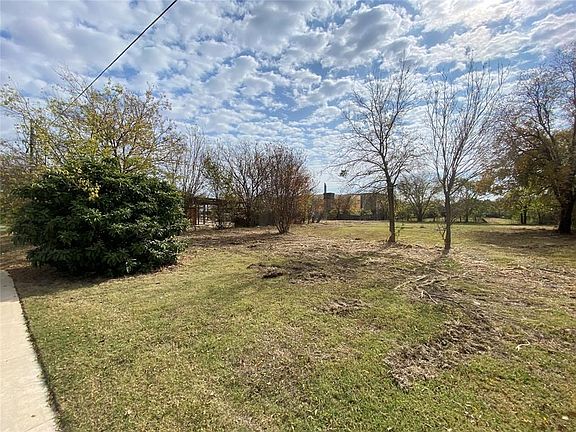 5th image of 704 Dallas Dr