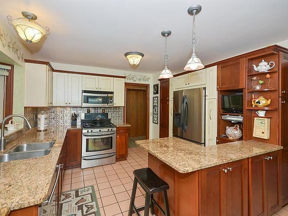 4th image of 1446 Eastlake Dr