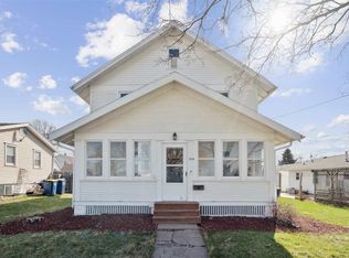 910 S 8th Ave, Vinton, IA 52349