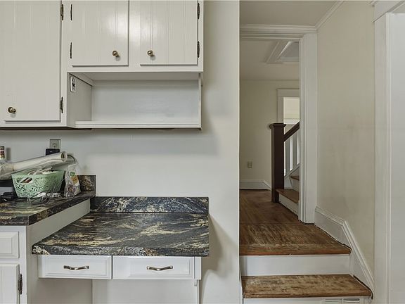 4th image of 1011 W Water St