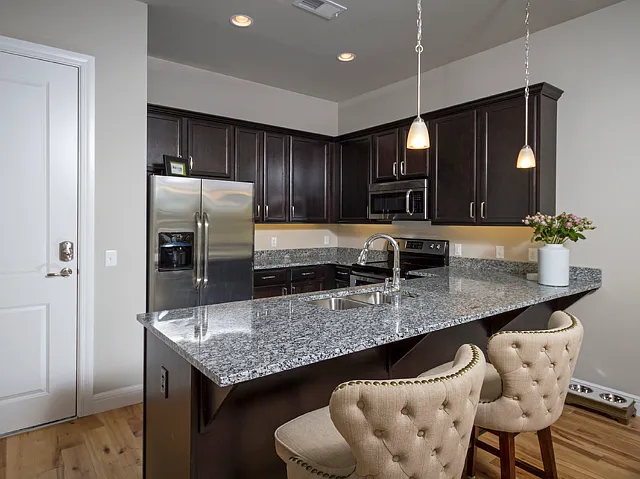 Kitchen Island & Bar Seating