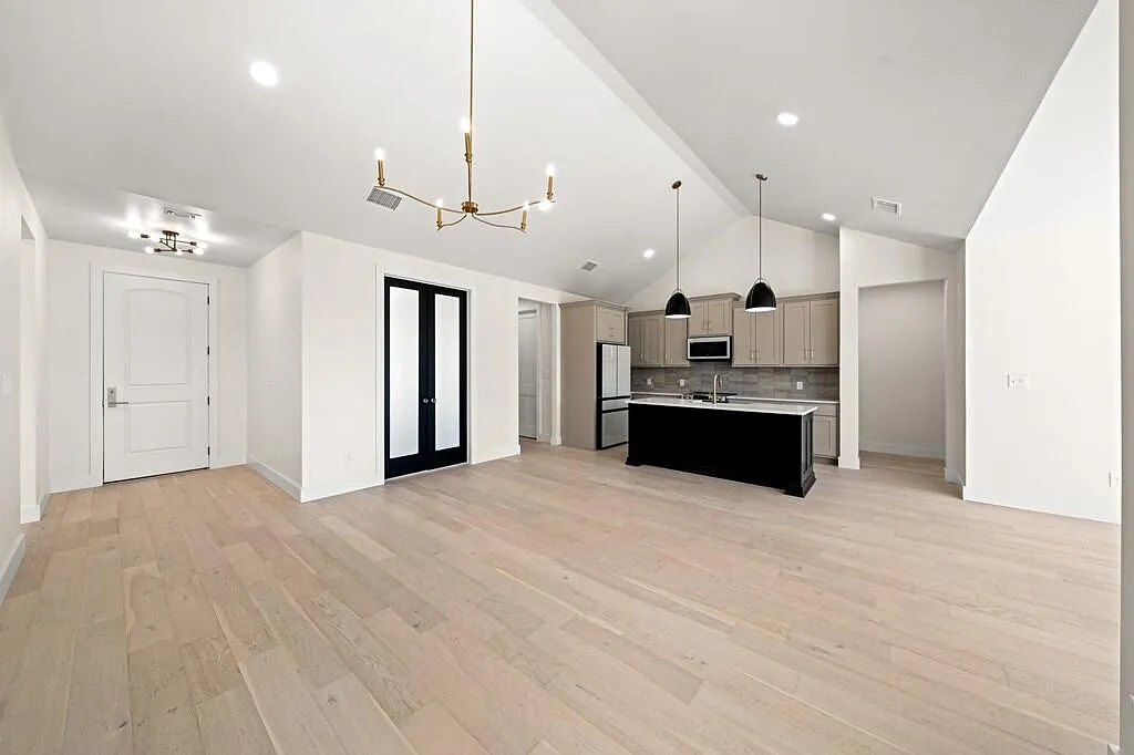 3 bed, 2.0 bath, 2081 sqft, $2,800 — Photo 4