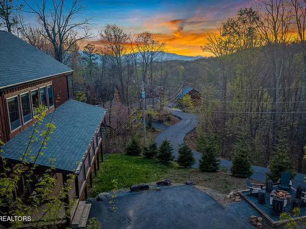 834 Pine Top Ln, Gatlinburg, TN 37738