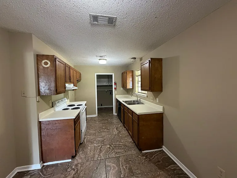 1695 Ravenwood Ln — Photo 5