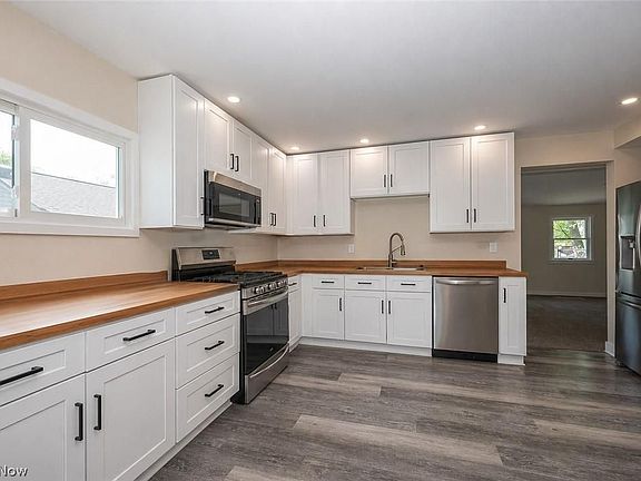 3rd image of 2337 Bel Aire Ln