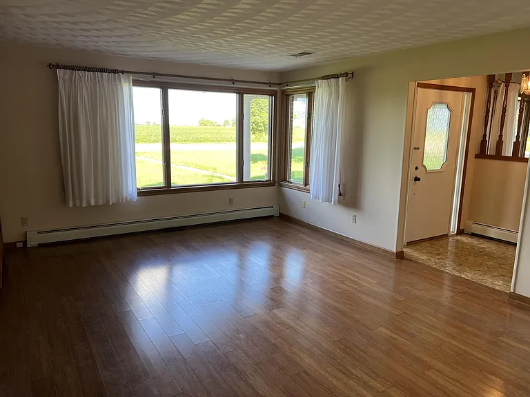Living Room
Corner casement windows
New Drapes, lined 2022
Front Door
LR 17'10" x 15'