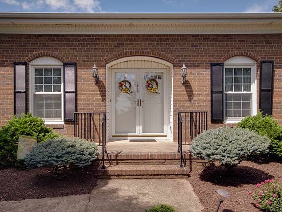 4th image of 1049 S Dogwood Dr