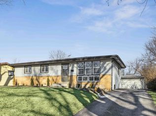 610 E Hackberry Ln, Mount Prospect, IL 60056