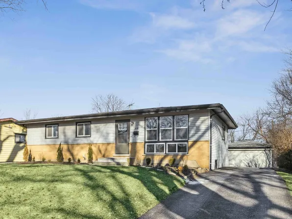 610 E Hackberry Ln, Mount Prospect, IL 60056