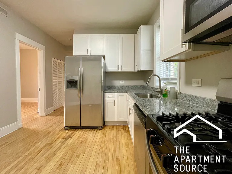2515 N Kilbourn Ave #1R — Photo 2