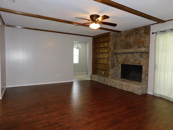 3rd image of 1425 Douglas Dr