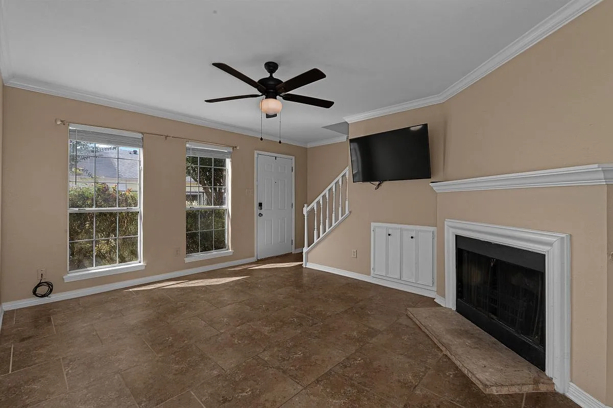 2 bed, 1.5 bath, 930 sqft, $1,400 — Photo 2