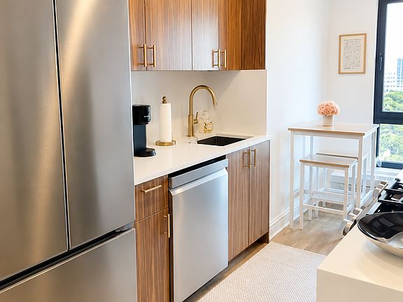 5th image of 200 Central Park S APT 27B